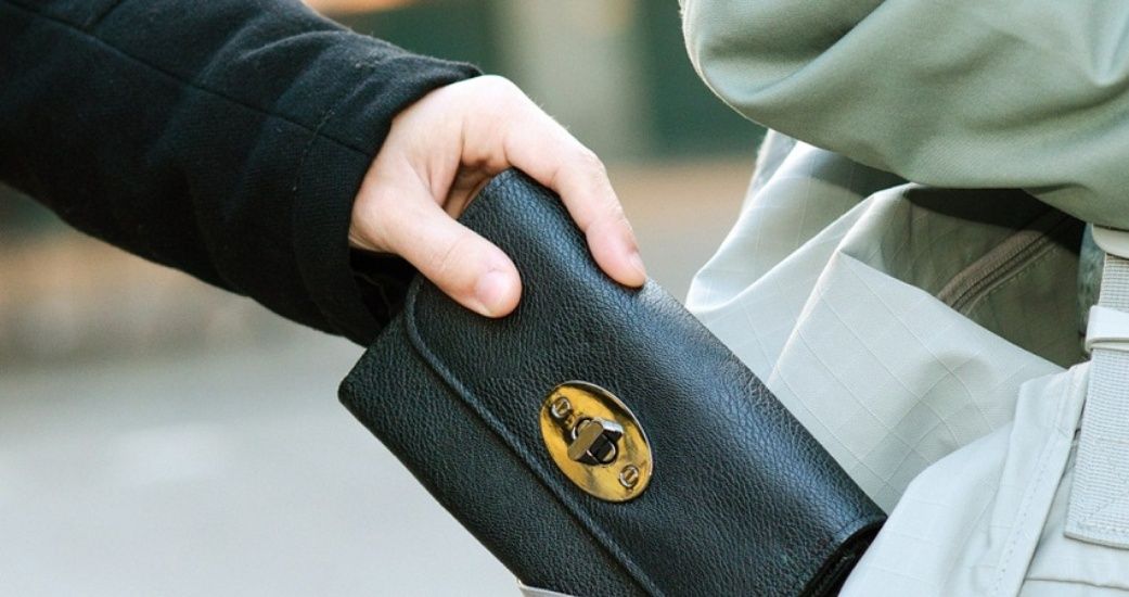 В Запорожье карманник украл у женщины кошелек в маршрутке