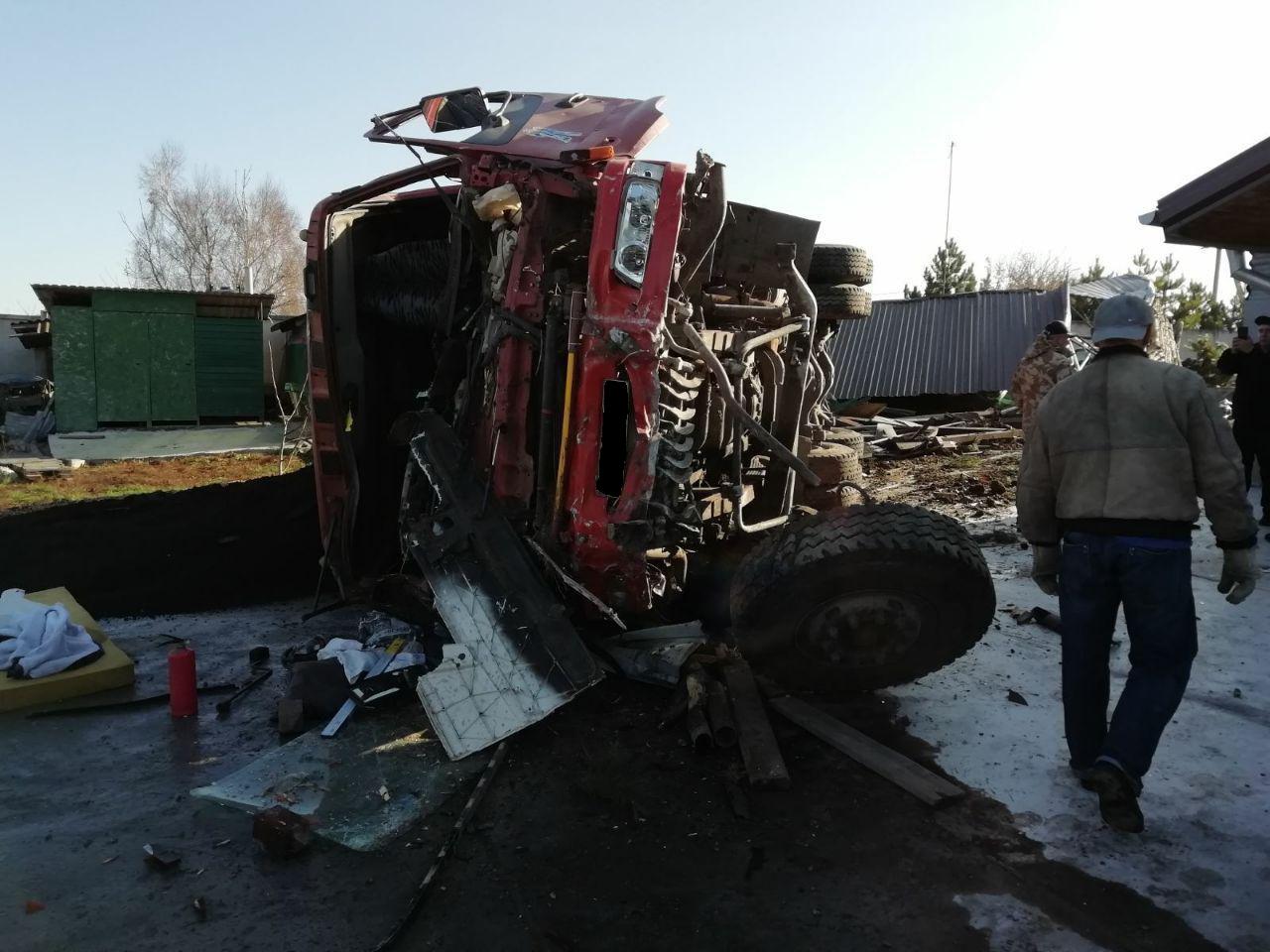 В Запорожской области перевернулся грузовик с горячим асфальтом (ФОТО)