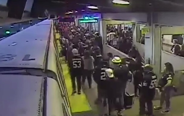 Работник метро спас пассажира за секунду до гибели (ВИДЕО)