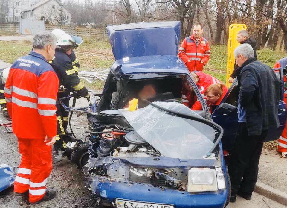 Спасатели деблокировали пассажира из покореженного в результате ДТП авто: в сети появилось видео с места аварии в Запорожье