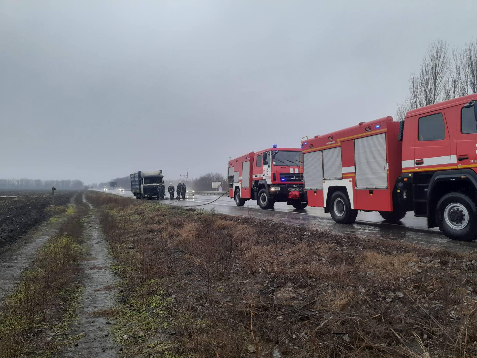 На запорожской трассе на ходу загорелся грузовик (ФОТО)