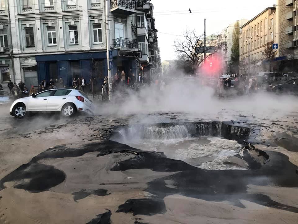 В Киеве прорвало трубу: автомобили привалились под асфальт в кипящую воду (ФОТО)