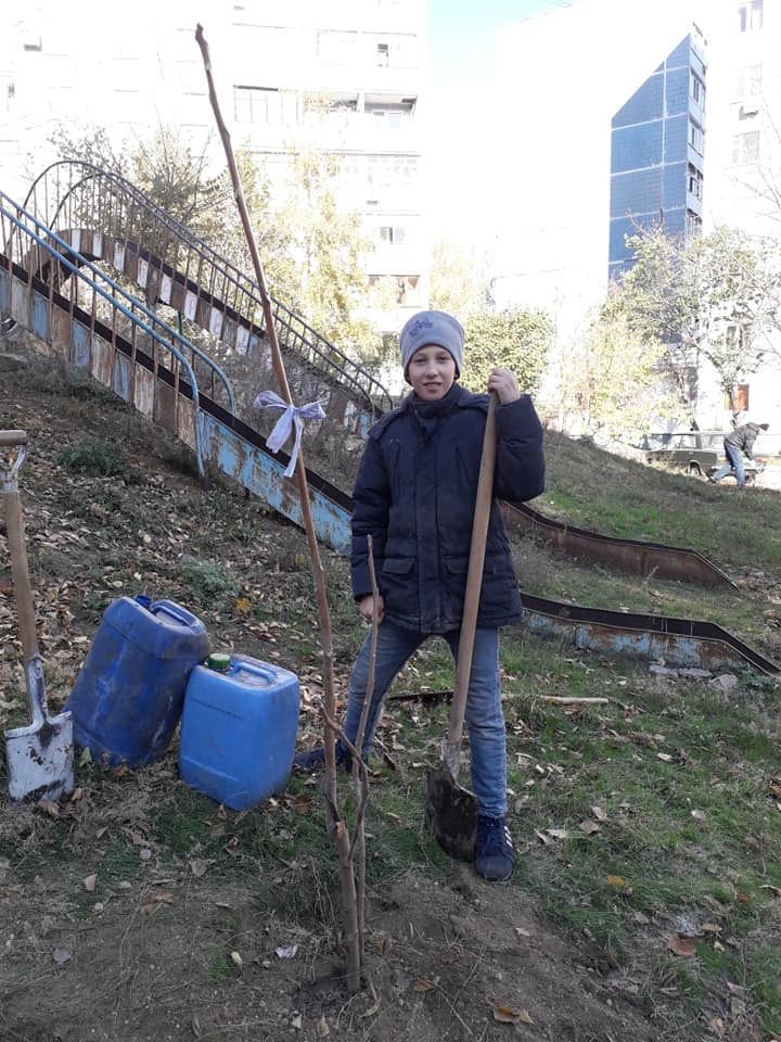 «Ещё одно зеленое и ухоженное место на зеленой карте Запорожья»: на Бабурке горожане высадили ореховую аллею (ФОТО)