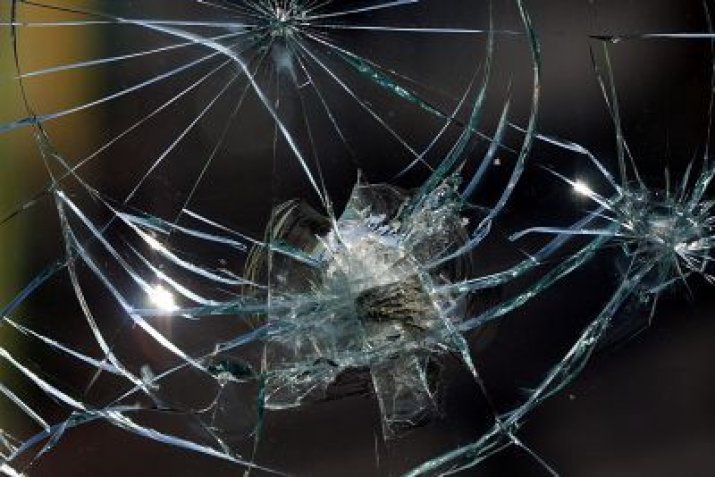 В Запорожье на Бабурке выбили окно в здании кредитной конторы (ВИДЕО)