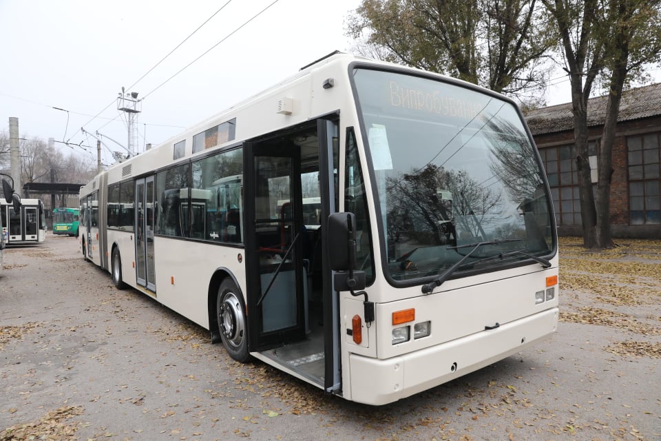 “Первый из девяти”: в Запорожье прибыл европейский троллейбус (ФОТО)