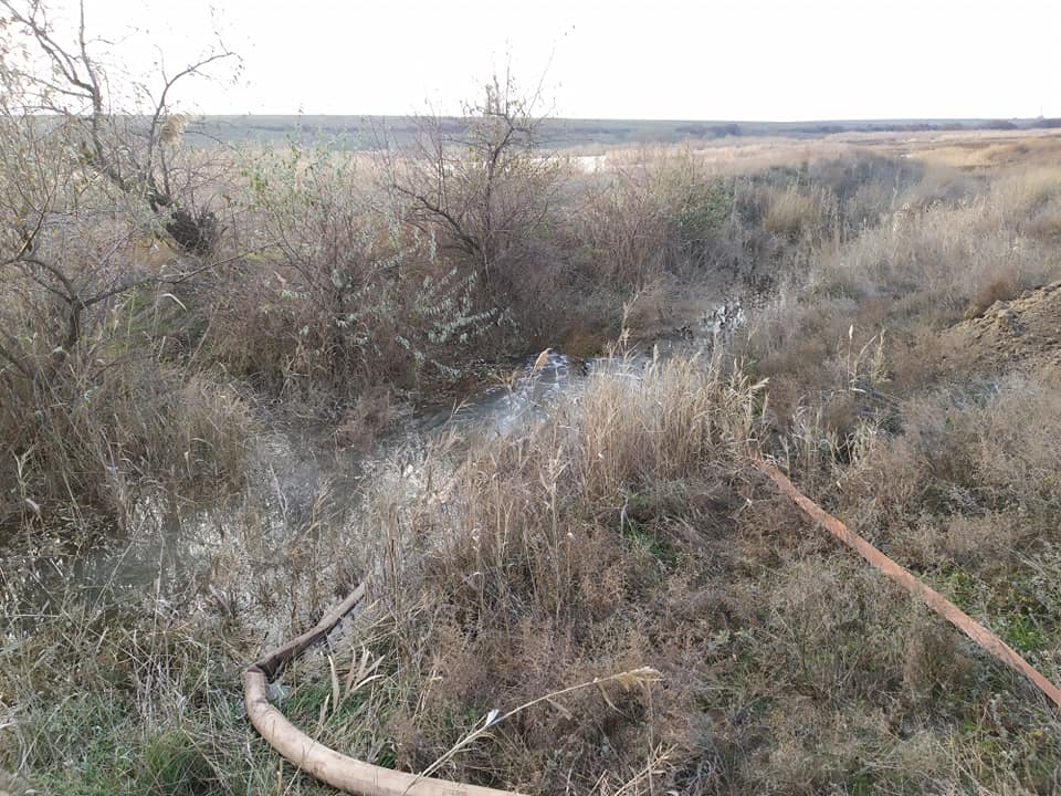 Воды из “адской” трубы запорожского промышленного предприятия сливаются прямиком в реку (ВИДЕО, ФОТО)