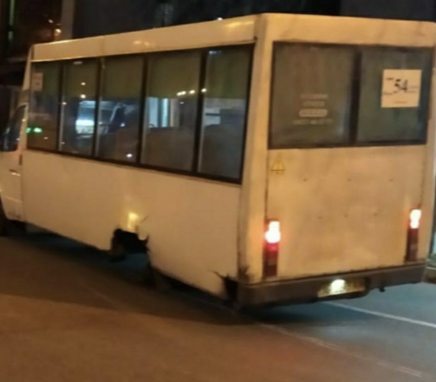 В сети появилось видео, как в Запорожье у маршрутки на ходу отпало колесо