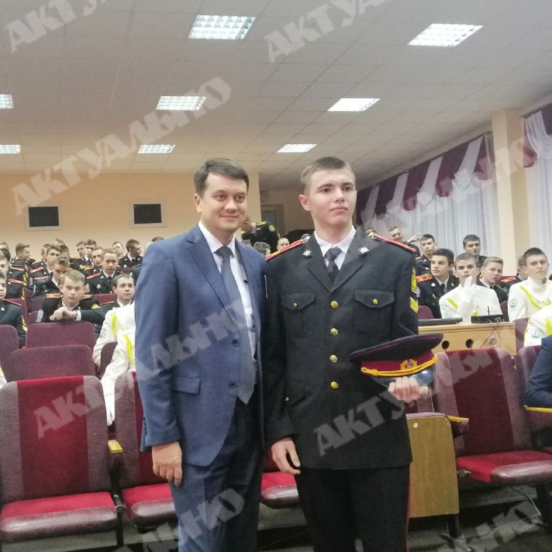 В Запорожье курсанты военного лицея выстроились в очередь, чтобы сделать селфи с Разумковым (ФОТО)