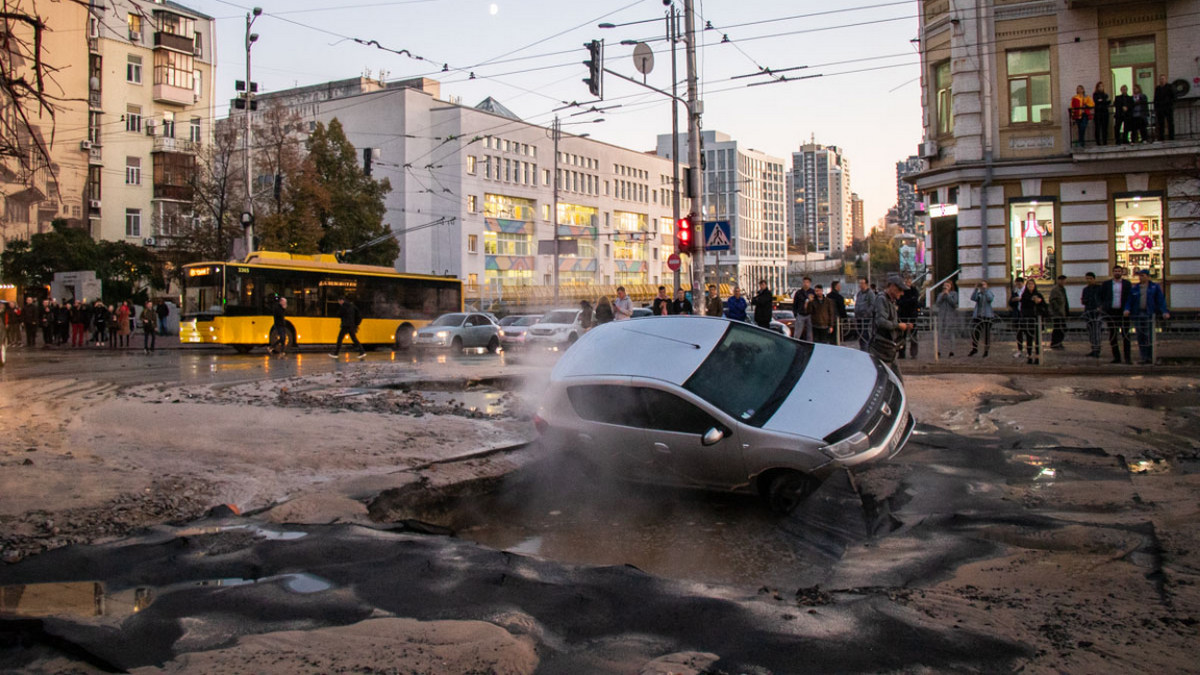 Появилось видео с моментом провала авто под землю в центре Киева (ВИДЕО)
