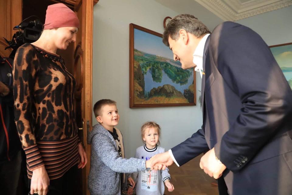 Мэр Запорожья вручил ключи от комнаты в общежитии Насте Шаповаловой, которую муж облил кипятком (ФОТО)