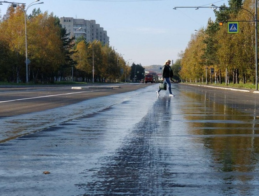 Из-за разлитой жидкости на трассе в Запорожской области водители теряли управление транспортом (ФОТО)