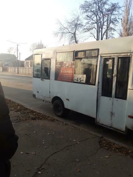 В Запорожье маршрутка вышла на рейс с разбитым окном (ФОТОФАКТ)