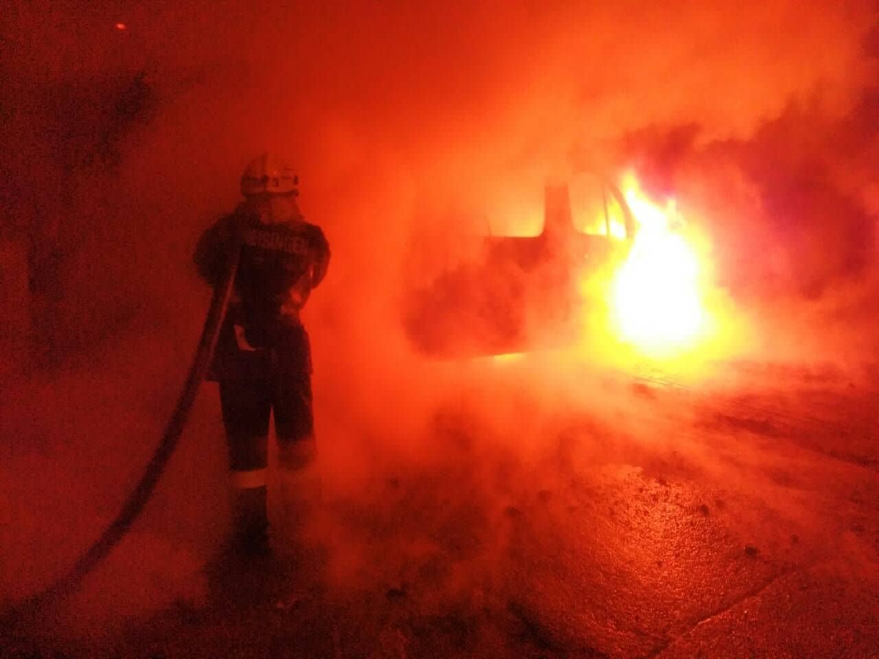 В Запорожье дотла сгорел Mercedes (ФОТО)