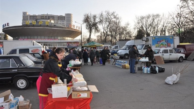 “Ярмарка выходного дня” возле запорожского цирка превратилась в стихийный рынок