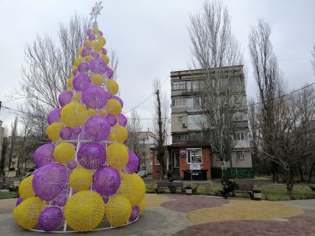 В Запорожской области установили необычную елку (ФОТОФАКТ)