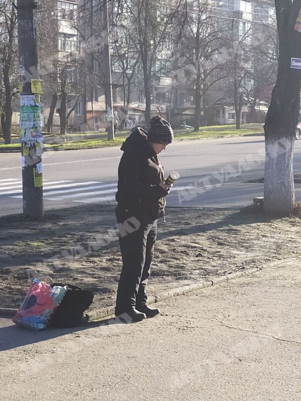 В Запорожье снова заметили девушку, которая просит милостыню под видом старушки (ФОТО)
