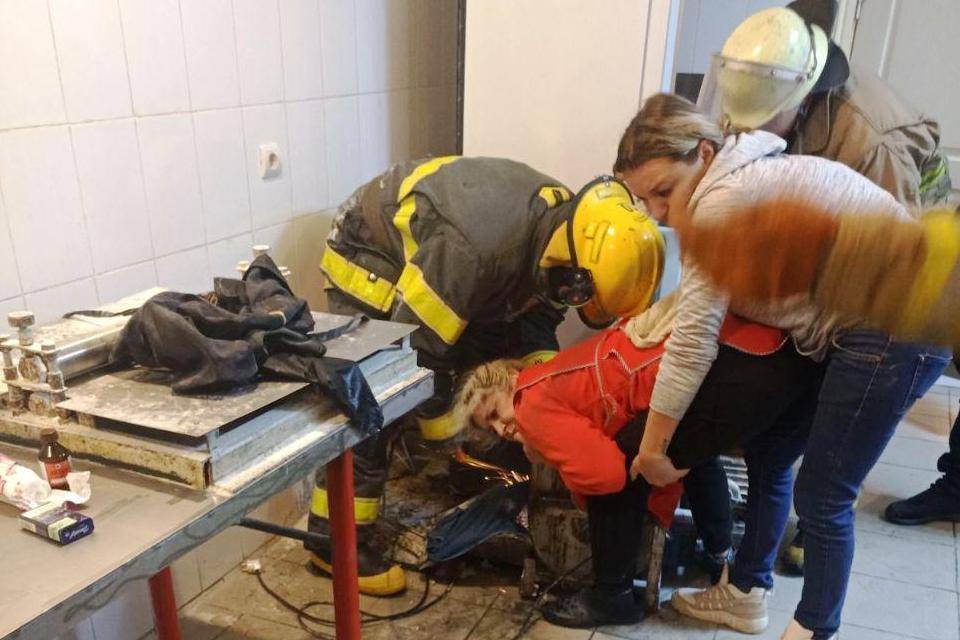 В Запорожской области в механизме тестомеса застряла рука сотрудницы (ФОТО)