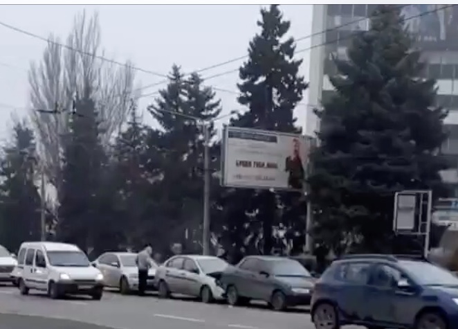 Между Пушкина и Гагарина в Запорожье массовая авария: движение затруднено (ВИДЕО)