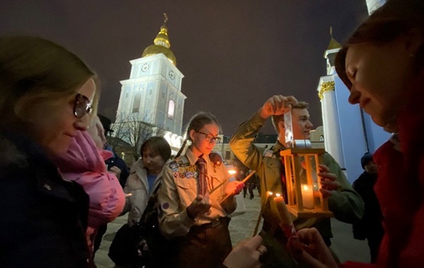 В Украину привезли Вифлеемский огонь мира (фото)