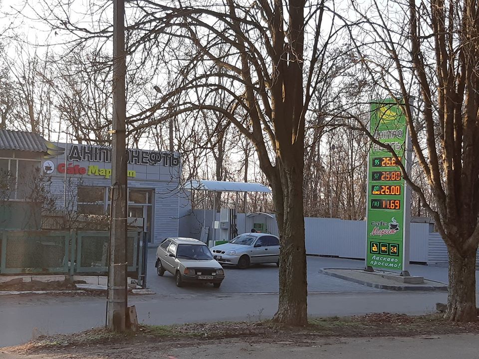 В Запорожье напротив школы продолжает работать незаконная заправка