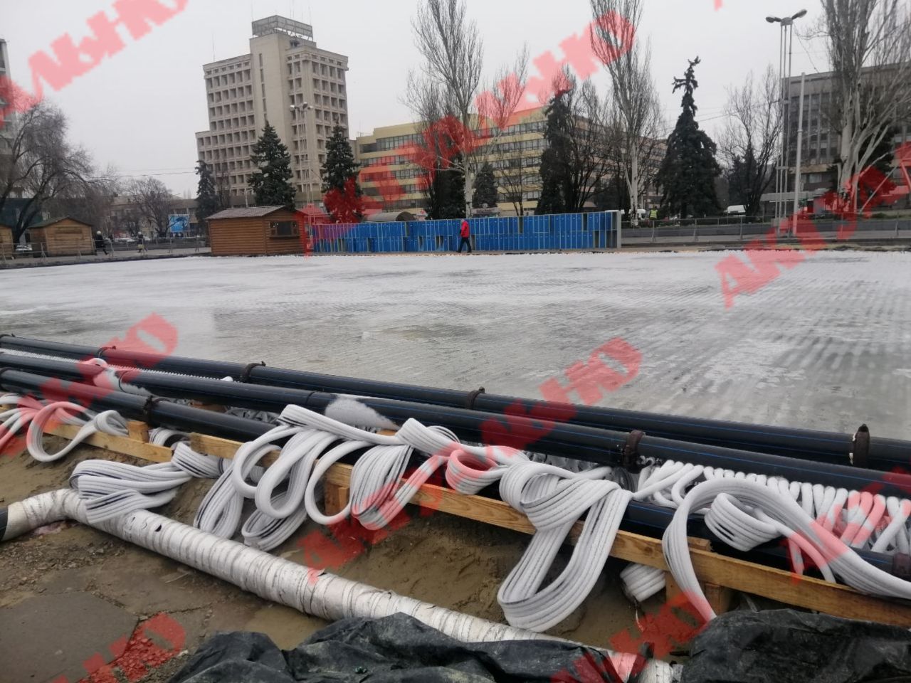 В центре Запорожья заливают каток, устанавливают ёлку и новогоднюю иллюминацию (ФОТО)