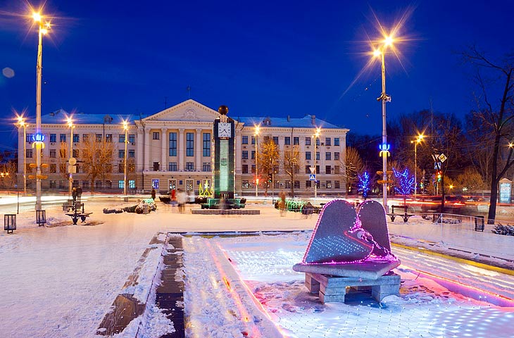 На бульваре Шевченко в Запорожье начали устанавливать новогоднюю иллюминацию за 1,5 млн грн (ФОТОФАКТ)