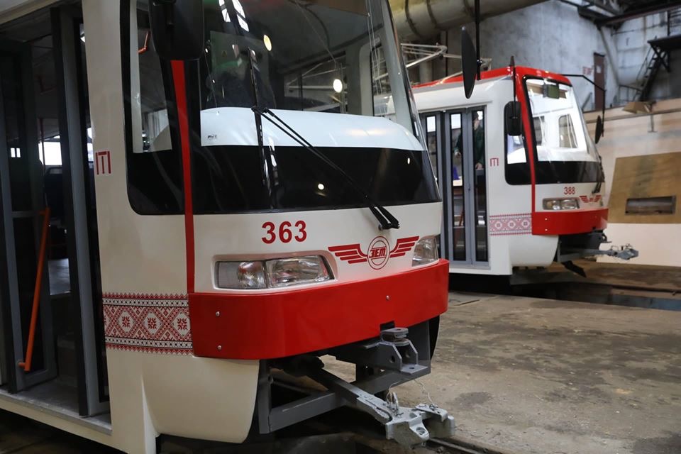 «Первый десяток пошёл»: в Запорожье вышли на линию ещё два трамвая (ФОТО)