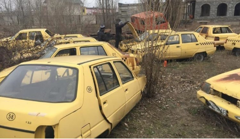 В Запорожской области обнаружили свалку желтых такси (ФОТО)