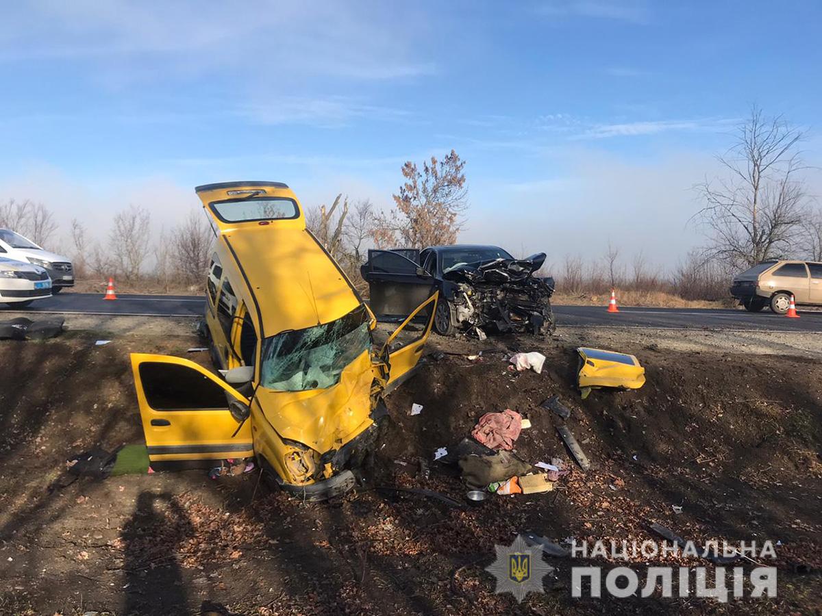 В Запорожской области произошло лобовое столкновение автомобилей: пассажир погиб, водители в больнице (ФОТО)