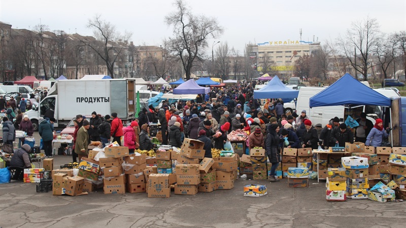 В Запорожье продолжается борьба со стихийным рынком возле цирка