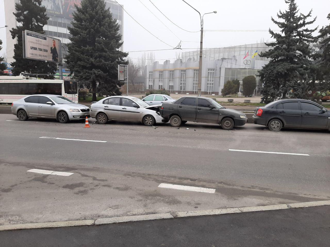 Два Hyundai Accent, ВАЗ и Skoda: подробности массового ДТП в Запорожье (ФОТО, ВИДЕО)