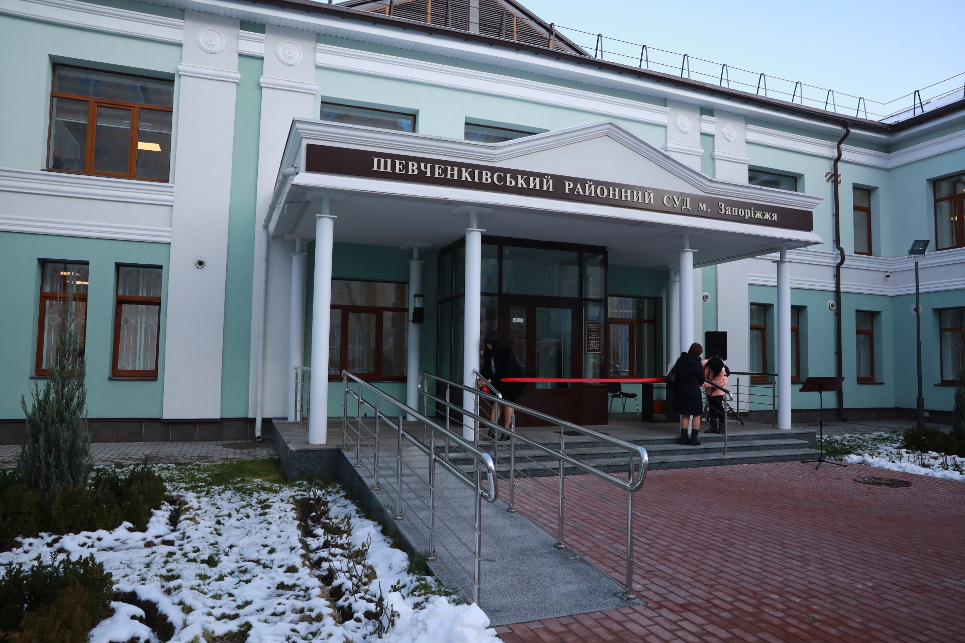 “Реконструкция за 50 миллионов”: в Запорожье после ремонта открылось здание суда (ФОТО)