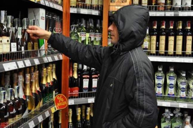 В Запорожье мужчина пытался вынести из супермаркета бутылку элитного алкоголя