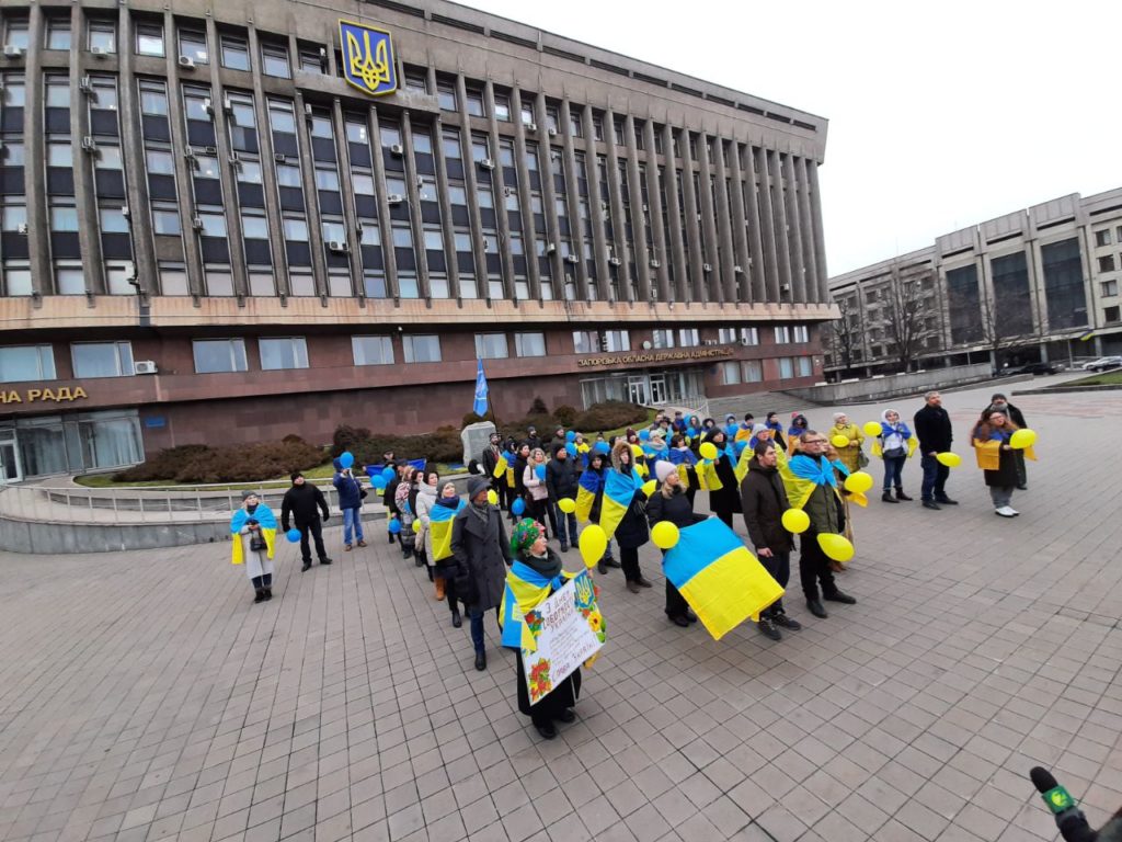 Запорожцы под зданием ОГА выстроились в “живое” число “101” в честь Дня Соборности Украины (ФОТО, ВИДЕО)