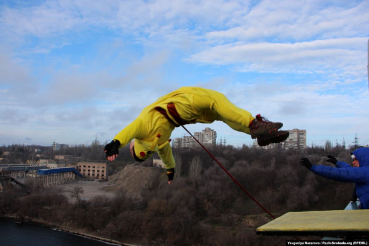 На Новый год запорожцы прыгали с моста в сказочных костюмах (ФОТО)