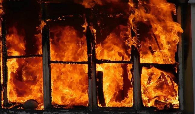 В Токмаке Запрожской области объявили траур по погибшим в пожаре детям
