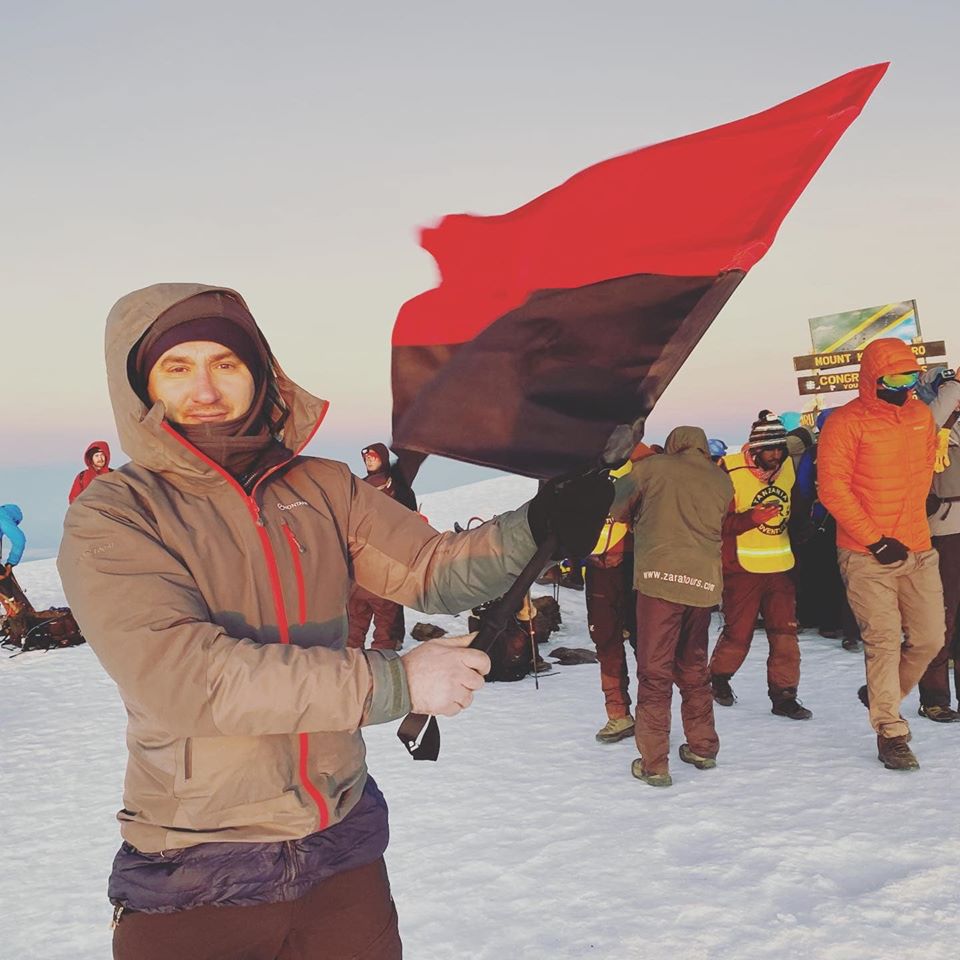 Житель Запорожья развернул на горе Килиманджаро флаг УПА (ФОТО)