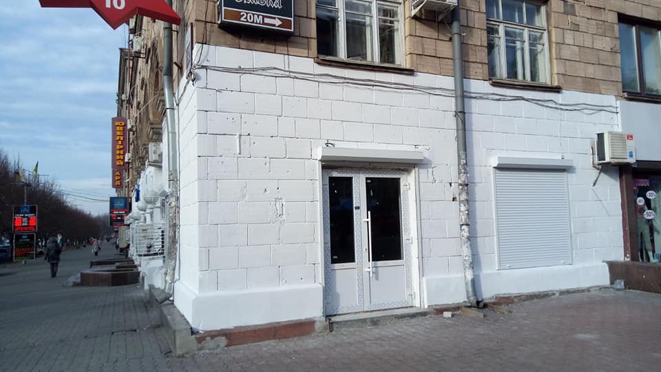 Изуродованный белой краской запорожский памятник архитектуры перекрашивают: горожане недовольны (ВИДЕО)