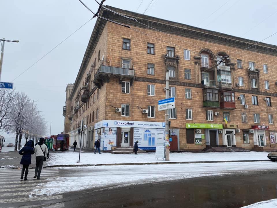 В Запорожье опять изуродовали фасад памятника архитектуры (ФОТО)