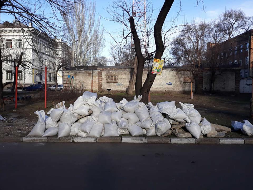 В Запорожье дворы жилых домов захламили строительным мусором (ФОТО)