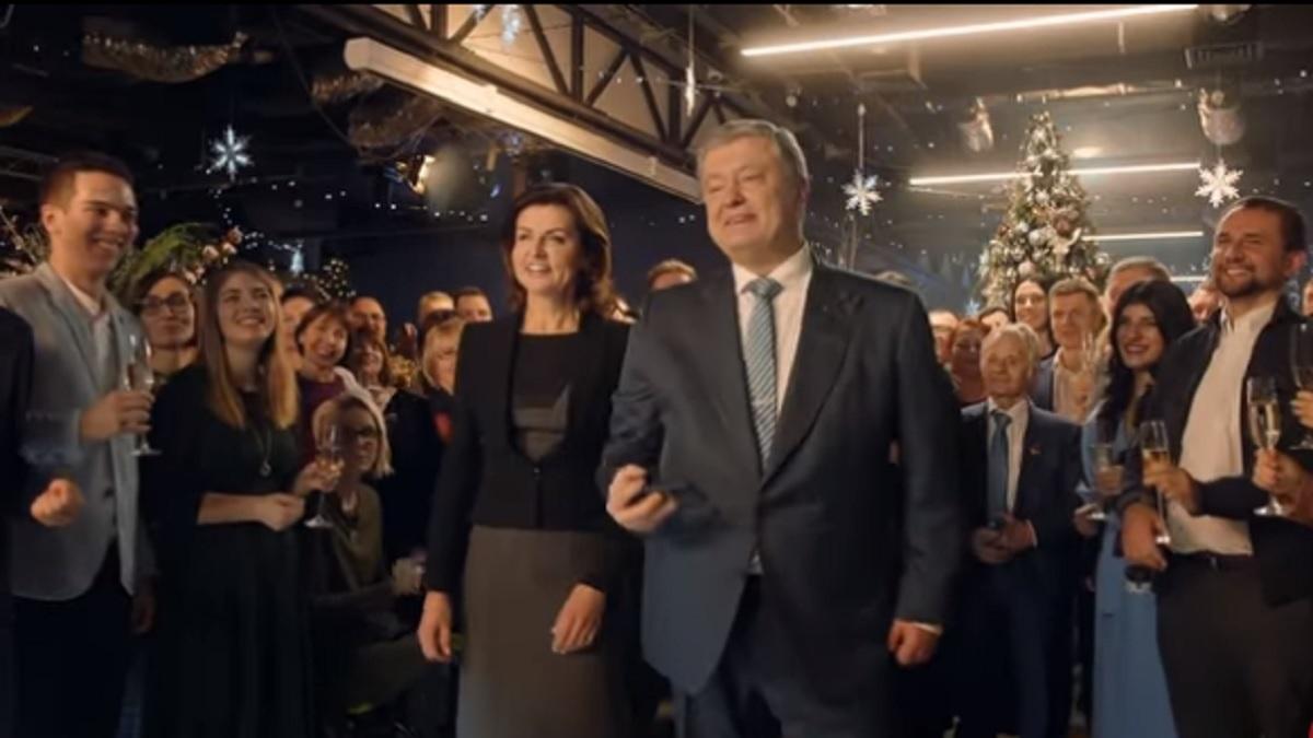 Два телеканала показали поздравление Порошенко вместо Зеленского