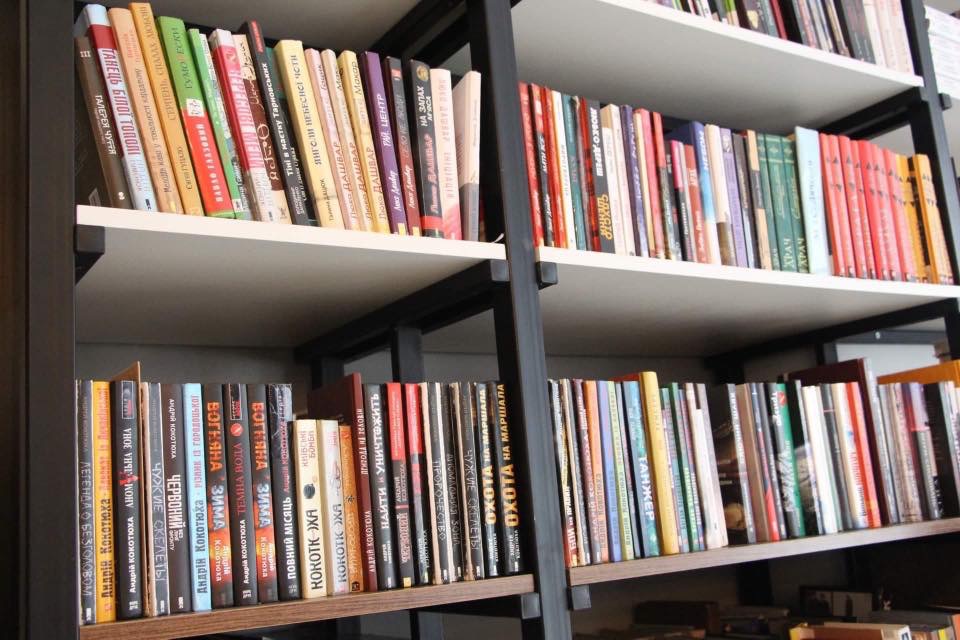«Читать модно, но купить книги не всем по карману»: мэр Запорожья против закрытия областной библиотеки для юношества (ФОТО)