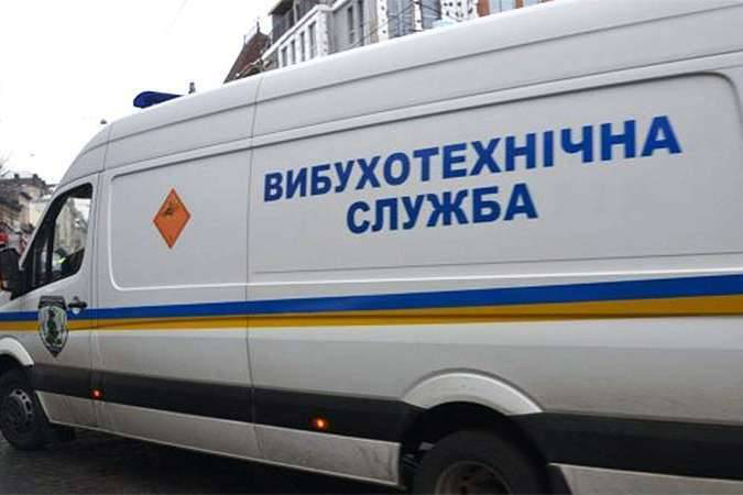 Во дворе жилого дома в Запорожье обнаружили мины: в сети появилось видео