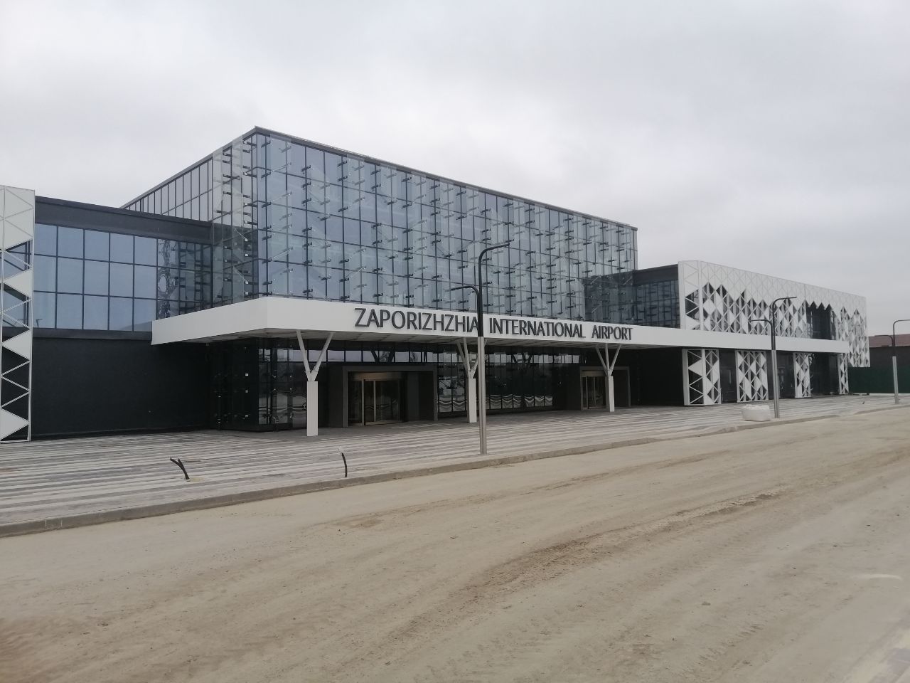 Терминал в запорожском аэропорту блокирован и парализован на неопределенный срок из-за обысков СБУ (ФОТО, ВИДЕО)