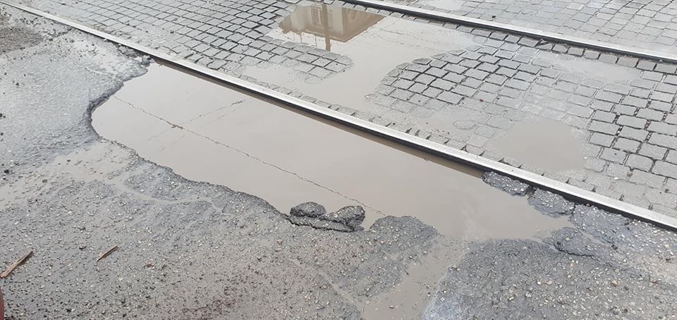 В Запорожье авто провалилось в яму на дороге, которую не видно в дождливую погоду (ФОТО)