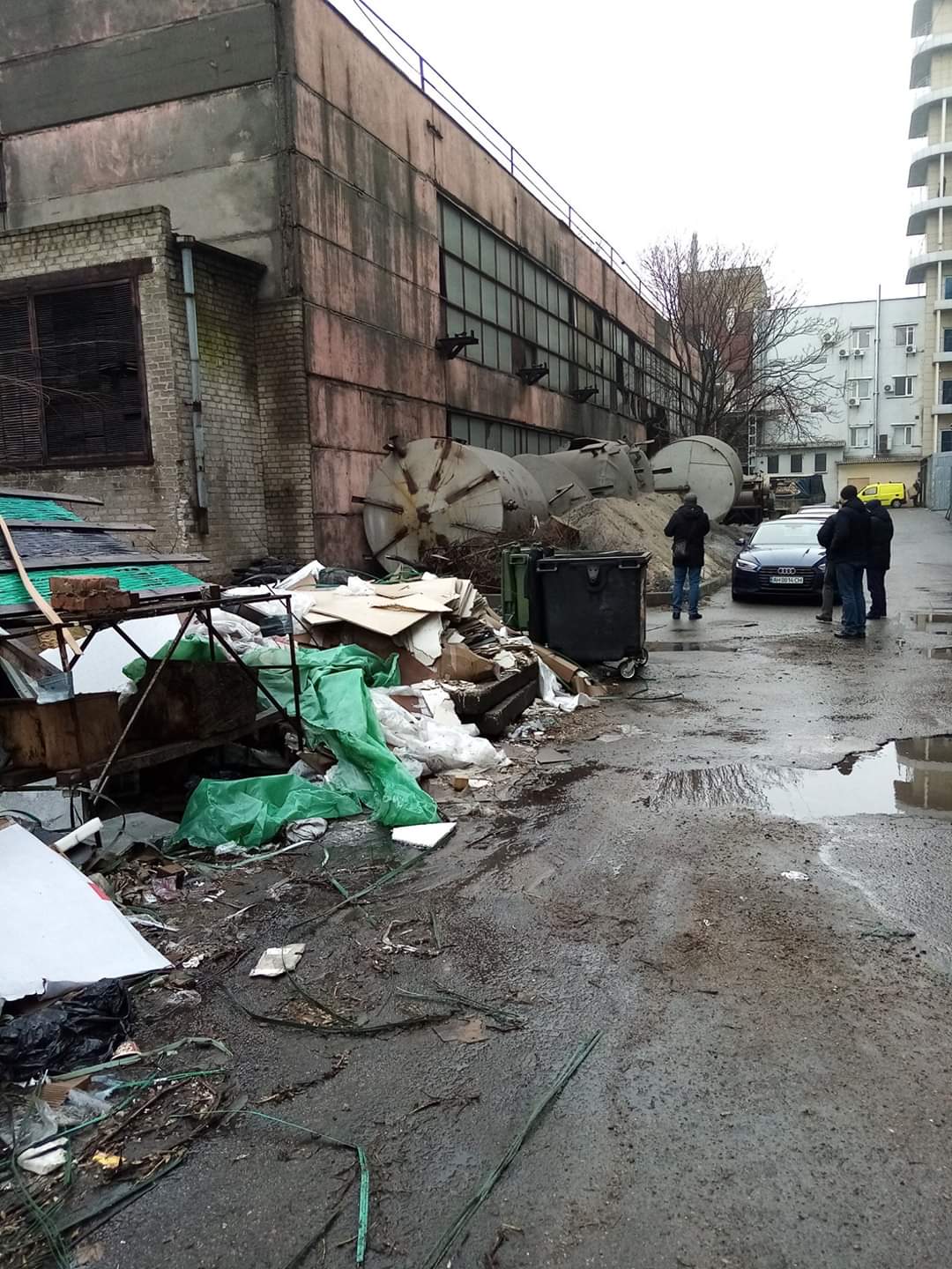 В Запорожье обнаружили свалку с опасными отходами на территории бывшего завода “Гамма” (ФОТО)