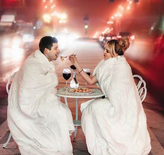 Паста и вино: в сети появились фото и видео романтического ужина влюблённых на центральном проспекте Запорожья (ФОТО, ВИДЕО)