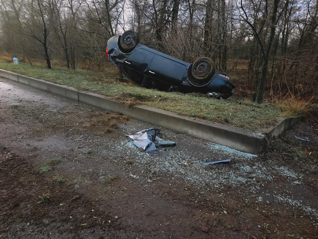 На трассе Запорожье-Днепр авто съехало в кювет и перевернулось