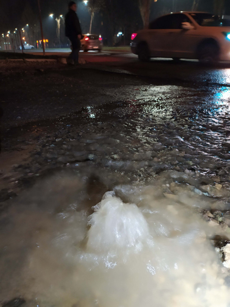 В центре Запорожья прорвало водопровод (ВИДЕО)