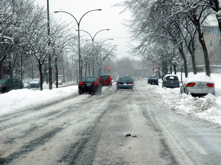 Зима наступила: в Запорожской области спасатели оказывают помощь водителям (ФОТО)